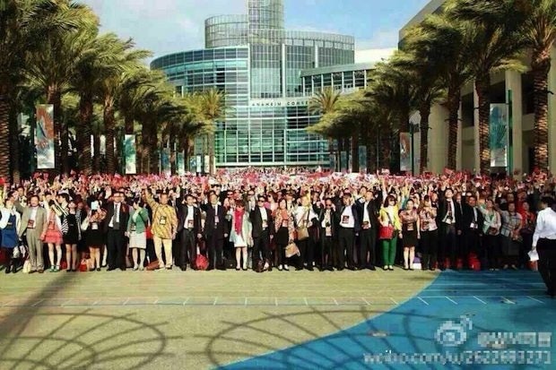 The 7,000-person Chinese delegation outside the Anaheim Convention Center. (Netease)