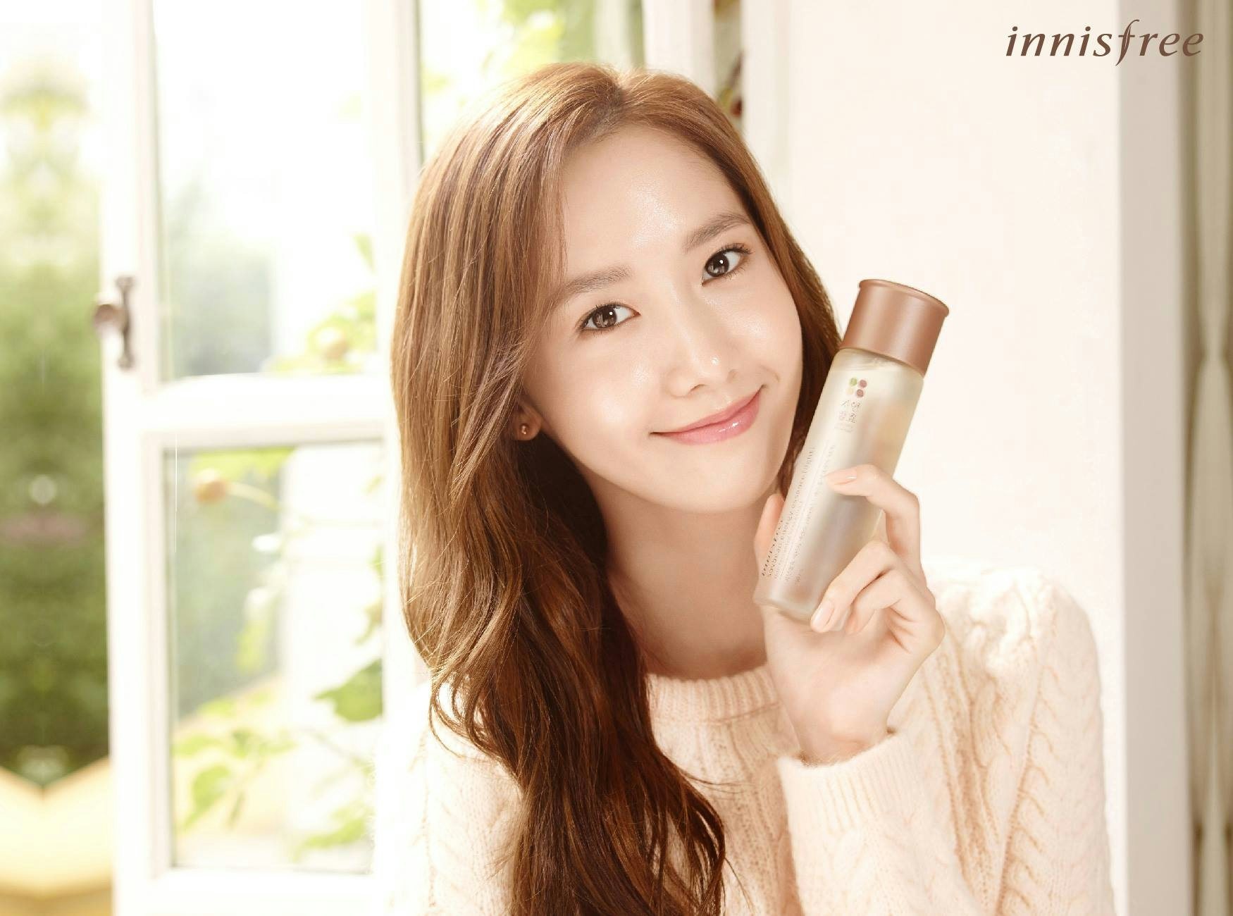 An ad for Korean beauty brand Innisfree. 