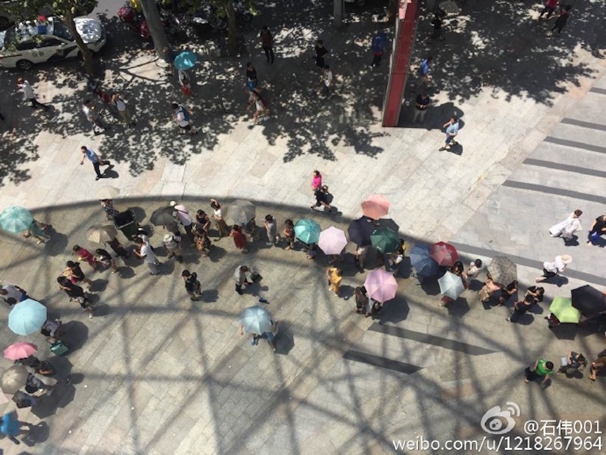 An image from Weibo of the massive line for the new duty-free shopping center in Shanghai.