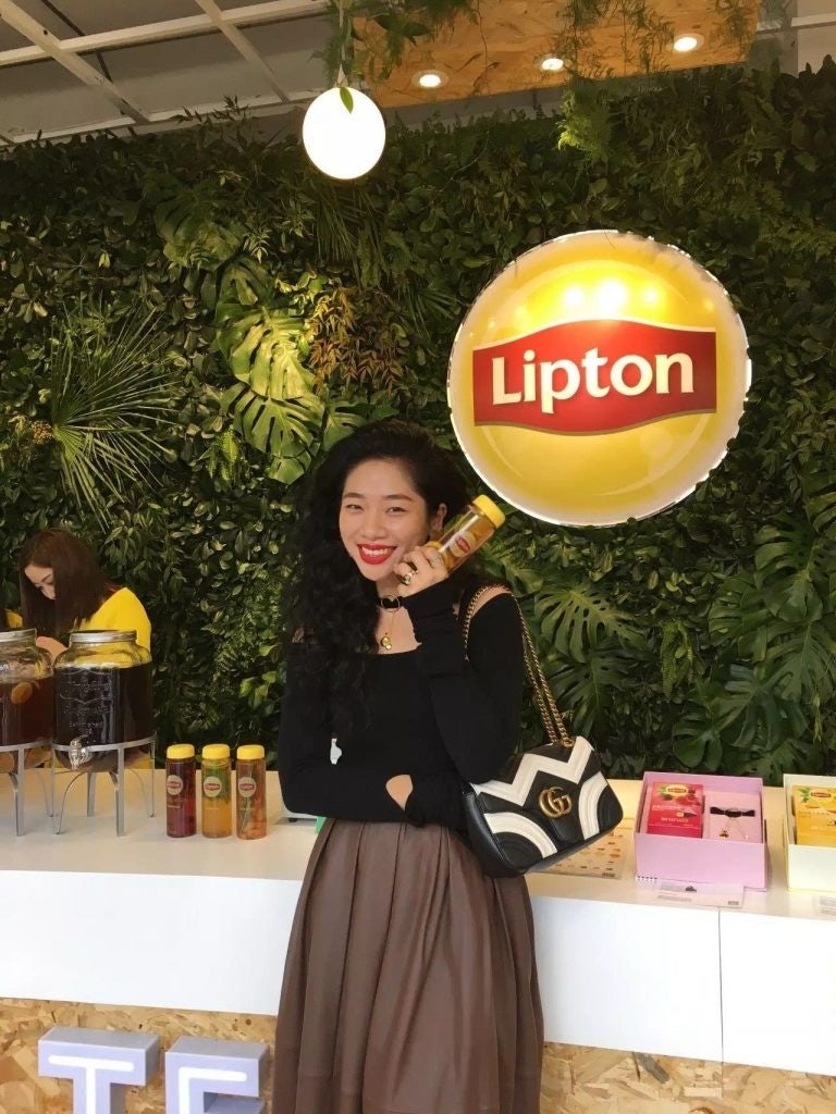 A customer at Lipton's pop-up tea bar wearing the choker Yirantian designed for the campaign. (Courtesy Photo)
