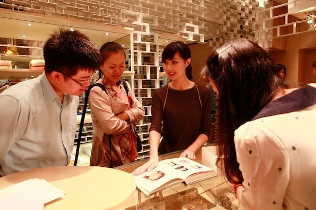 Guests tour the new Kengo Kuma-designed Beijing Shang Xia (Image: Ding Yu for Jing Daily)