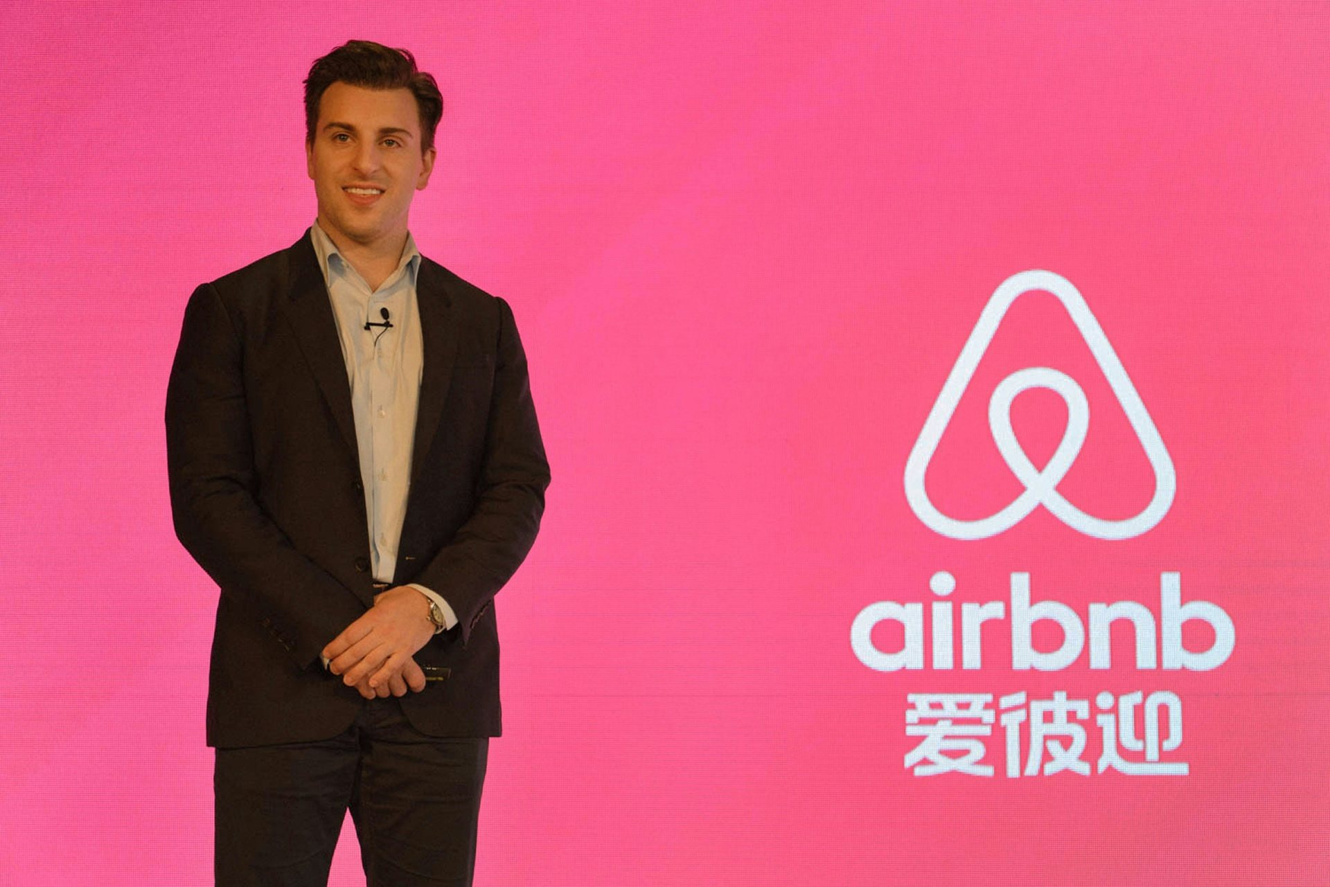Airbnb CEO Brian Chesky announcing Airbnb's new Chinese brand name. (Courtesy Photo)