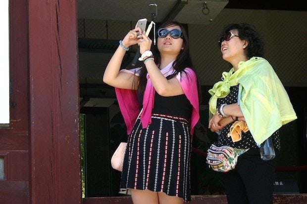 Chinese tourists at Gyeongbokgung Palace in Seoul, South Korea. (Jing Daily)