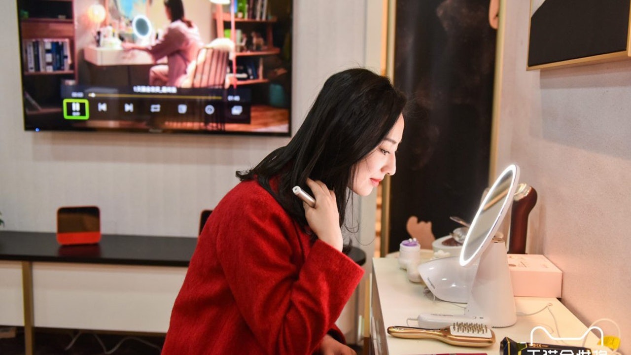 A customer is trying the “Tmall Genie Queen” smart mirror. Photo: Courtesy of Alibaba Group

