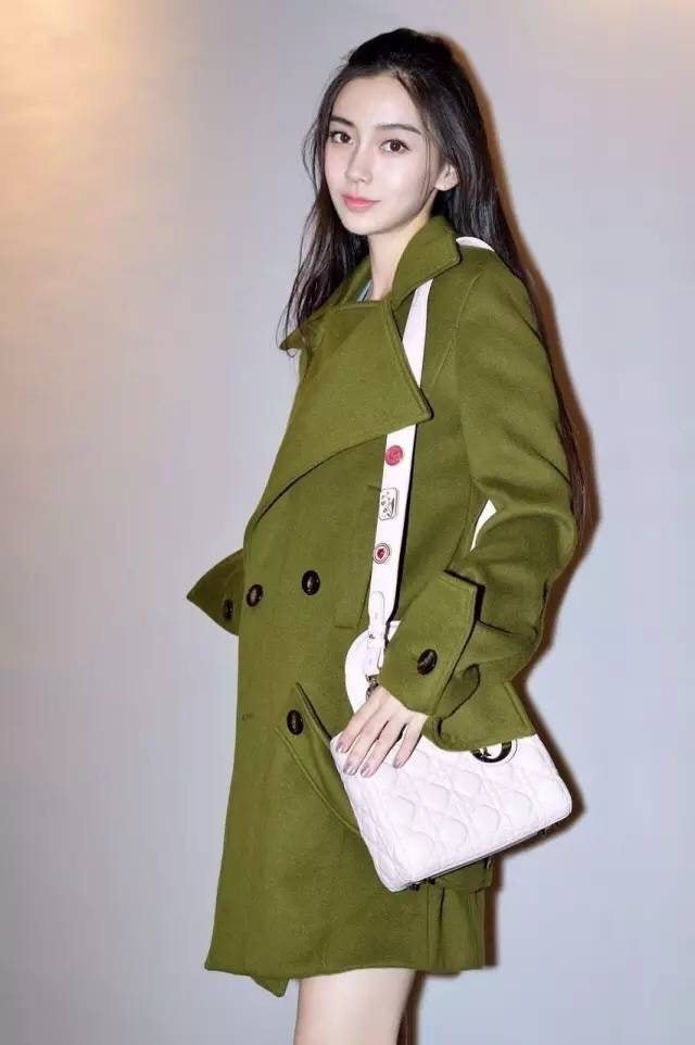 Angelababy modeling with the special-edition Dior bag. (WeChat/Dior)