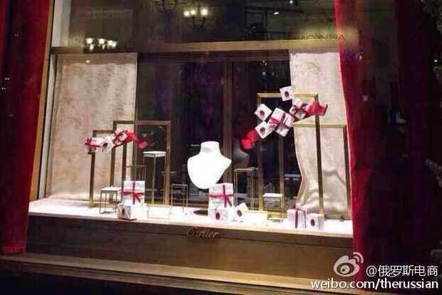 In a photo making the rounds on Weibo, a store window display stands empty at a Cartier store in Russia that was cleared out as Chinese daigou agents take advantage of cheap luxury prices. 