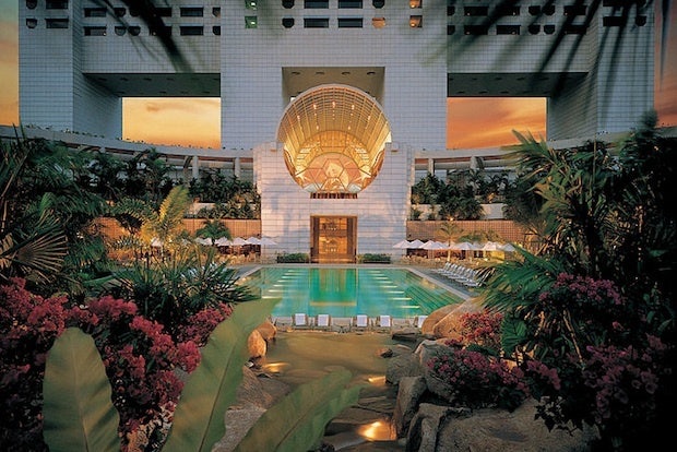 The Ritz-Carlton Millenia Singapore. (Wikimedia Commons) 