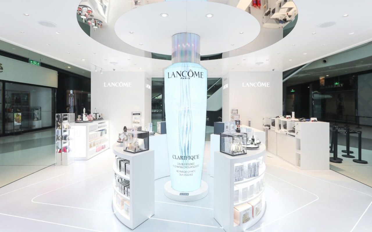This omni-channel experience, which connects physical pop-ups and QR codes with livestreaming and digital campaigns, features LANCÔME’s newly launched Clarifique Dual Essence. Photo: LANCÔME via The Moodie Davitt Report.