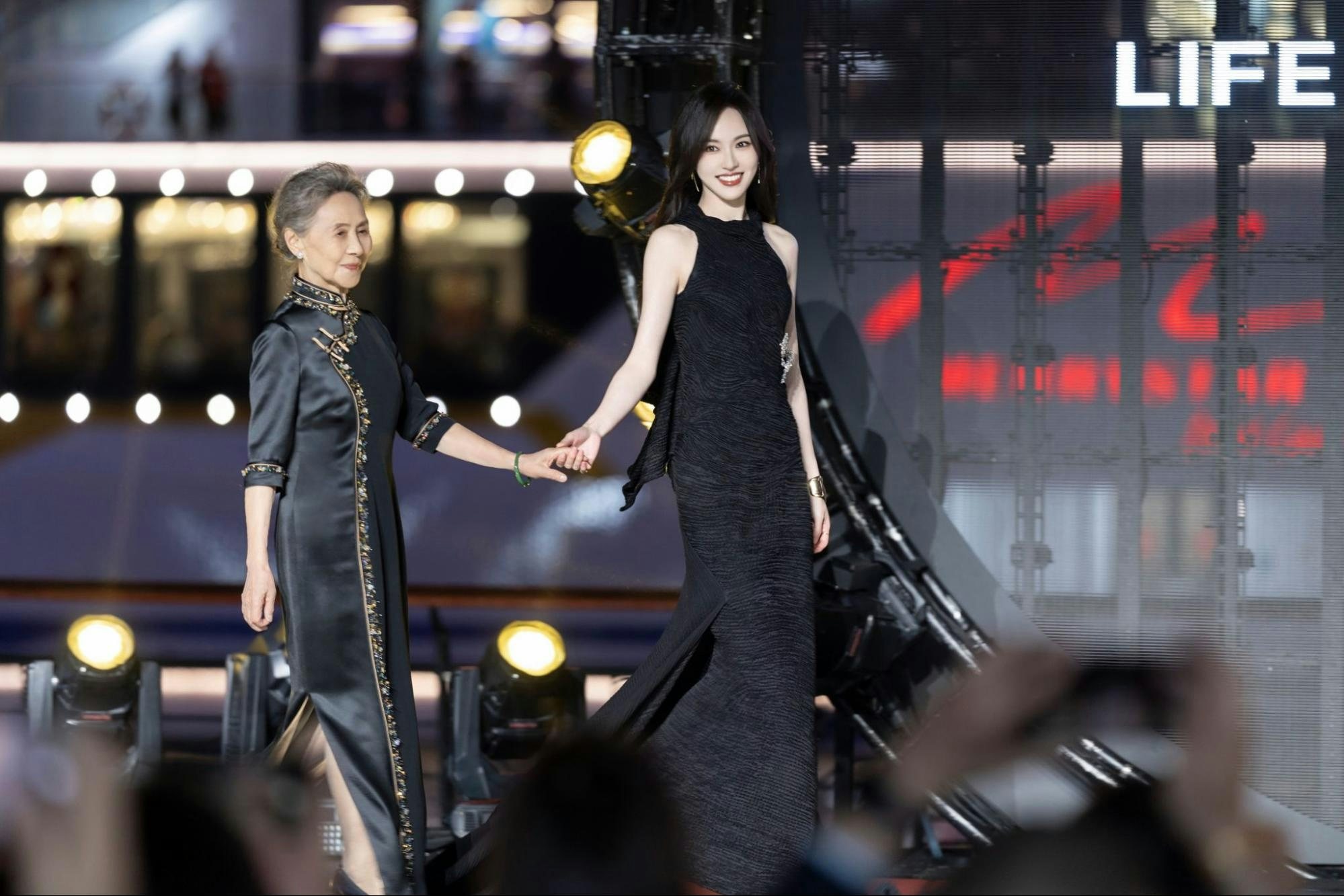 Actresses Wu Yanshu (left) and Tiffany Tang represent different generational perspectives at the Worth It Night in Shanghai. Photo: L’Oréal Paris

