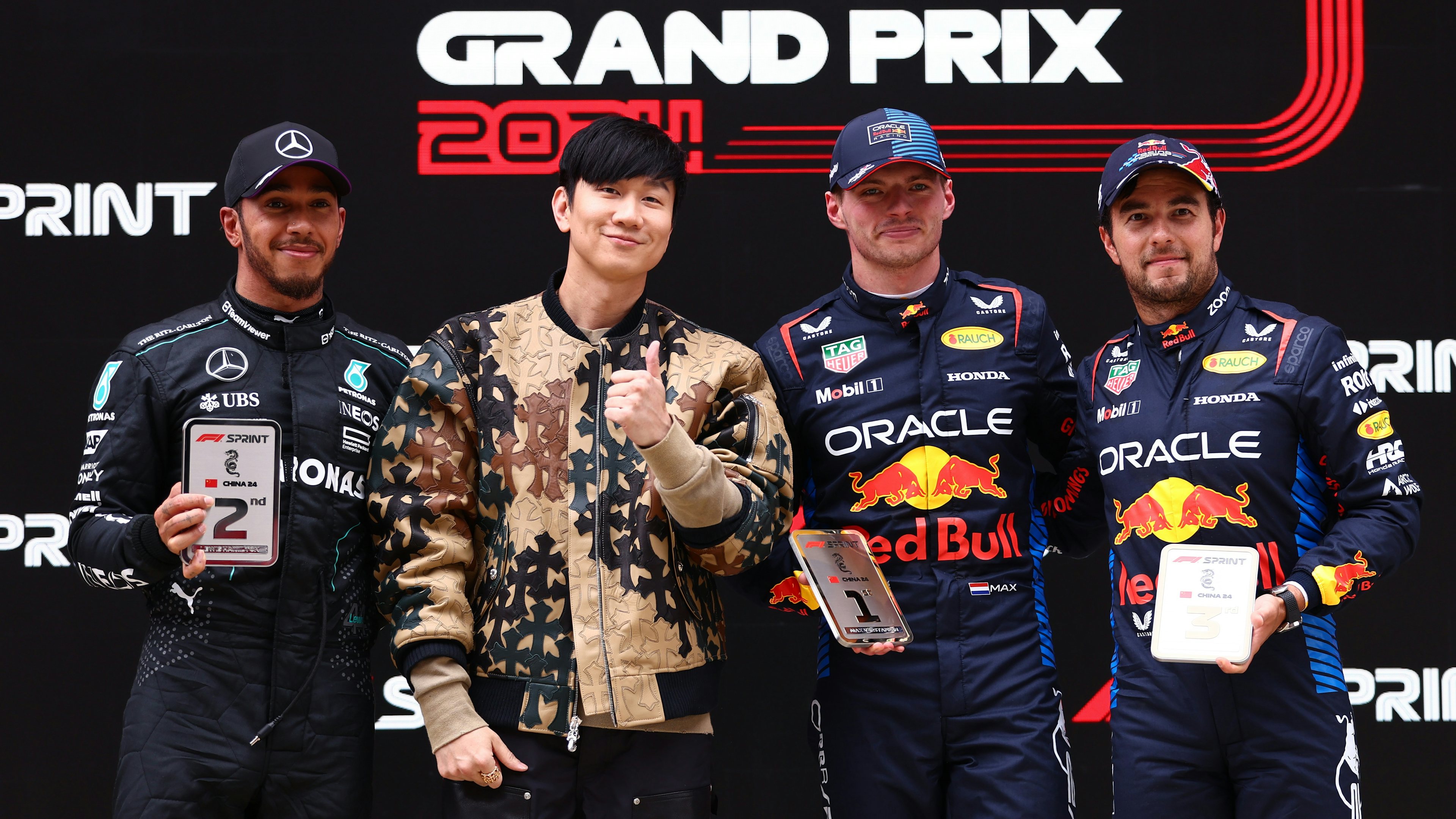 In Shanghai 2024, Max Verstappen, Hamilton, and Perez in the F1 Sprint, with Chinese music artist JJ Lin. Photo: Getty Images