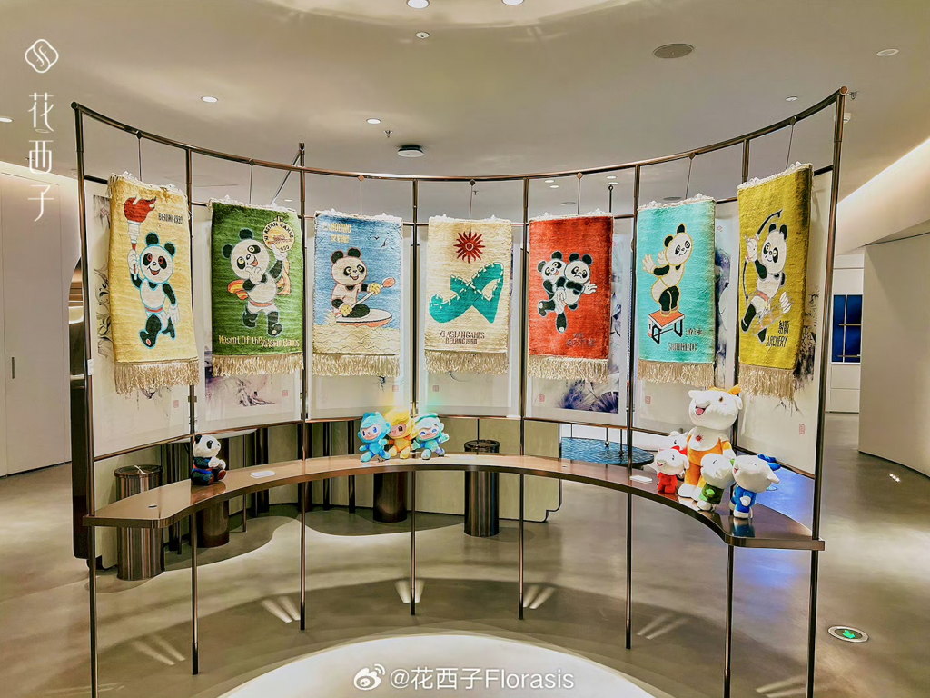 Florasis displayed nearly 30 Asian Games-related collections, including torches, mascots, and various commemorative gifts from the previous Asian Games. Image: Florasis Weibo