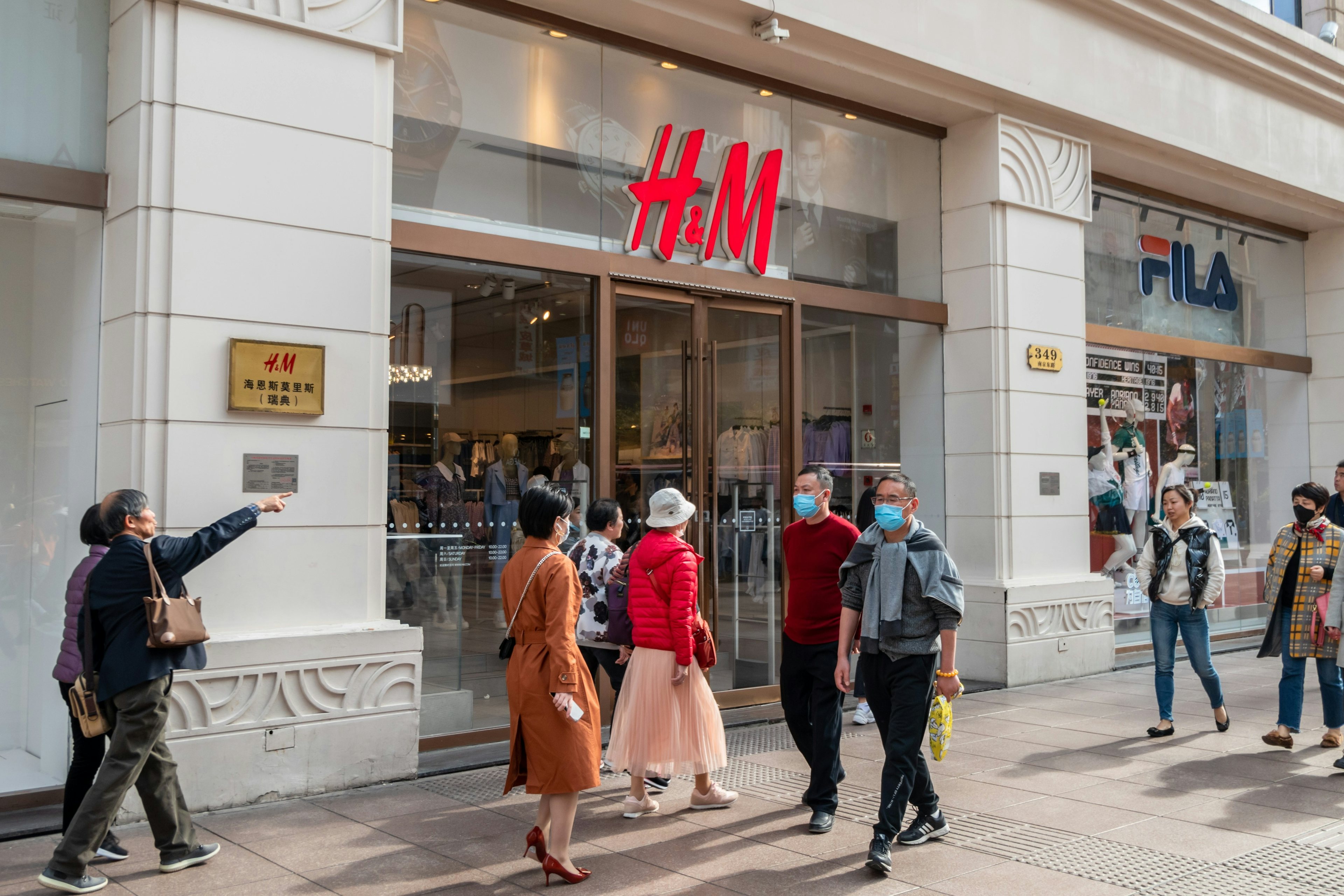 Citizens walk past an H&M store on Nanjing Road pedestrian street in Shanghai, China, March 24, 2021. Photo: Costfoto/Future Publishing via Getty Images