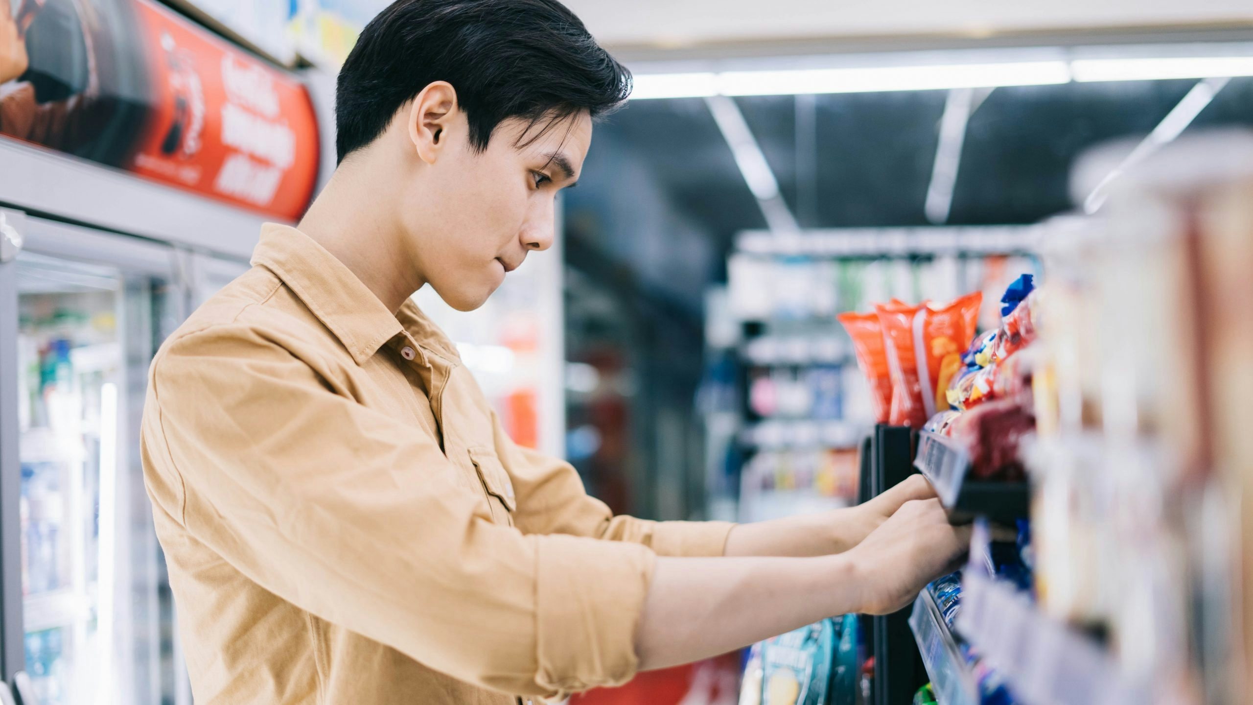 Chinese consumers are bargain-hunting as consumption growth slows, according to McKinsey’s latest brief.  Photo: Shutterstock