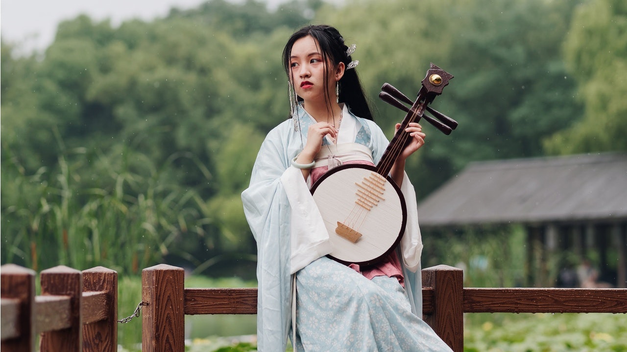 Young Chinese have elevated traditional Hanfu dress from a niche hobby to a consumer market of 400 million people. But can brands tap into this trend? Photo: Shutterstock