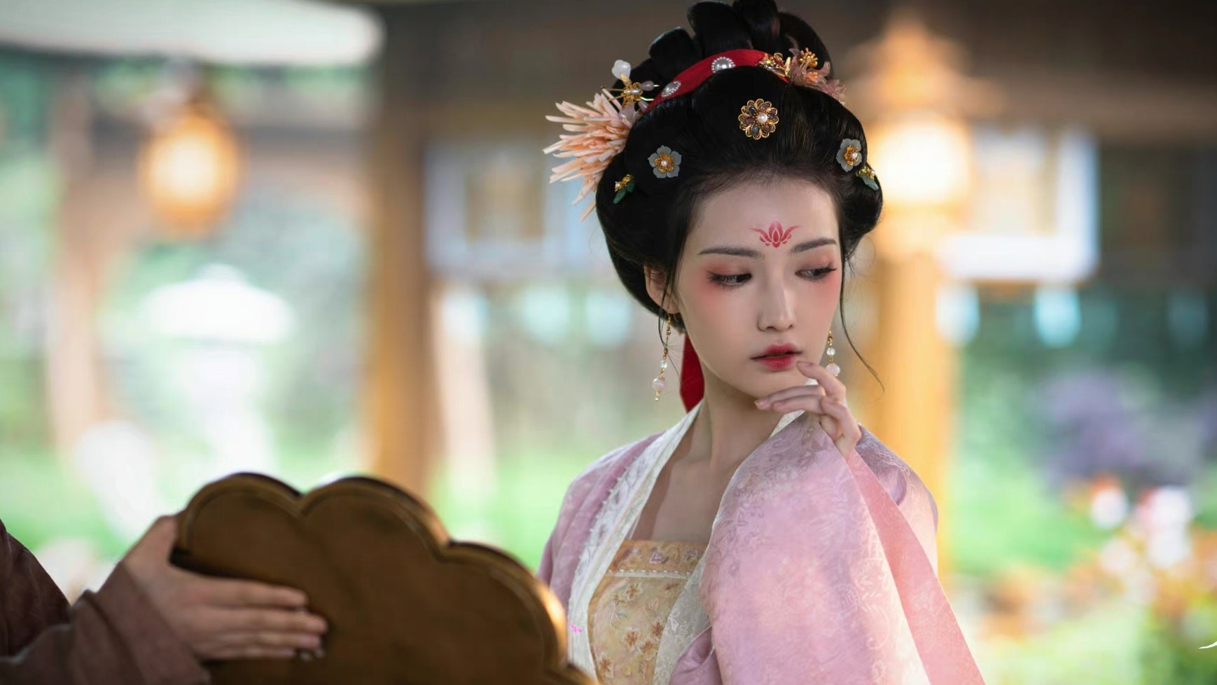 Hanfu has grown from niche Gen-Z interest to mainstream stalwart. Its revival of subculture, community, and tradition signals a paradigm shift in taste for young consumers. Photo: A Dream of Splendor, Tencent Video