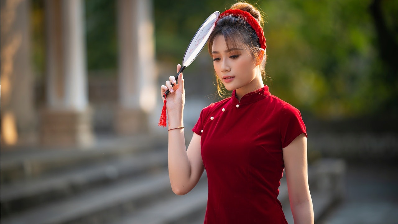 Wearing traditional qipao dresses has become popular in Hollywood and with Asian celebrities, but what is the history of this sexy dress? Photo: Shutterstock