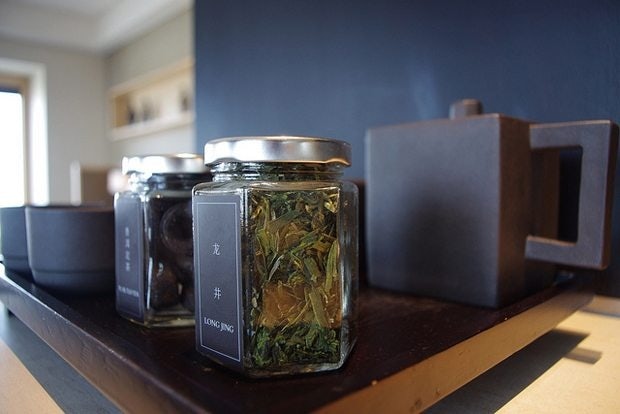 Prized Longjing tea, once more expensive than gold, are badly hit by the anti-corruption campaign, and sales and prices have dropped drastically. (Flickr/Matt @ PEK)