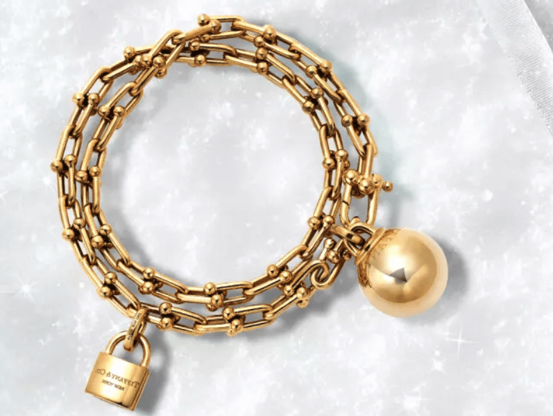 Tiffany lists a series of its products in its Christmas WeChat campaign.