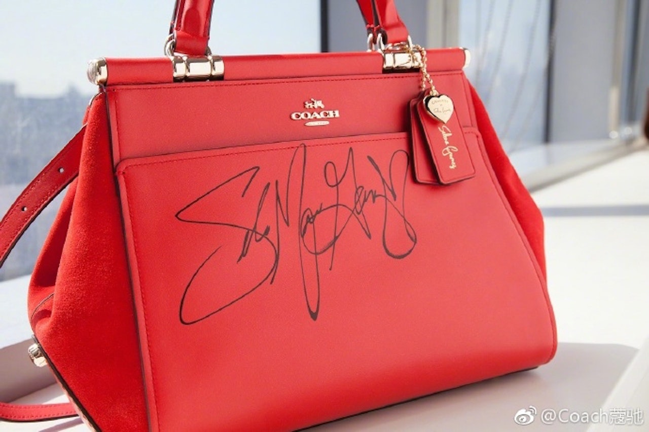 As part of Chinese Valentine's Day promotion, Coach offered fans 8 Selena Gomez signed bags. Photo: Coach/Weibo