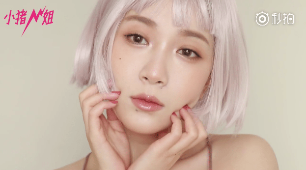 Photo: screenshot of Xiaozhujiejiezz's makeup tutorial video