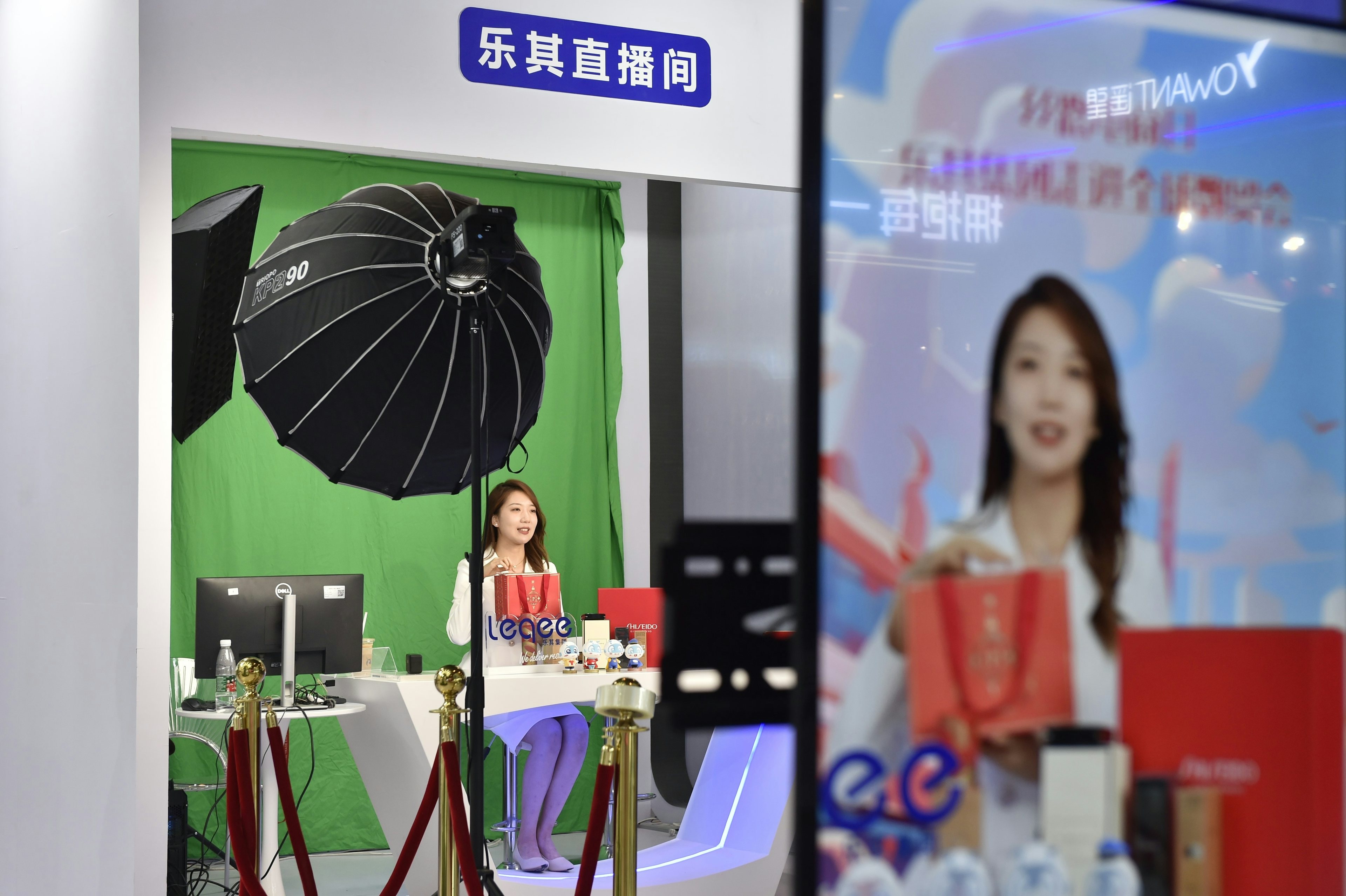 A woman promotes products via livestreaming at the Silk Road E-commerce Pavilion during the second Global Digital Trade Expo in Hangzhou, Zhejiang Province, November 24, 2023. Photo: Ghetty