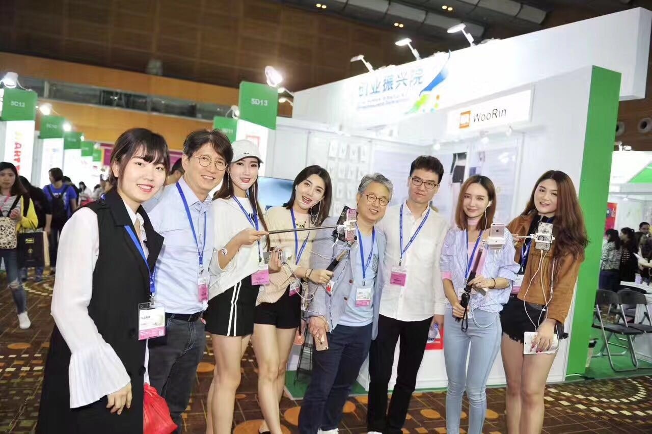 Wanghong and Hyunjoo Lee, CEO of Reketan (fifth from left). Photo: Courtesy of Reketan.