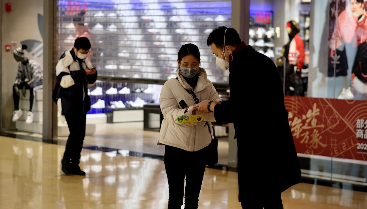 Shopping mall staff checking the temperature of customers. Photo: Shutterstock