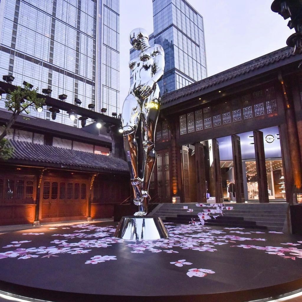 Dior’s 2019 popup store in Chengdu features a retro-futuristic style with Japanese artist Hajime Sorayama’s robot sculptures within a hybrid architectural background. Photo: Dior China.
