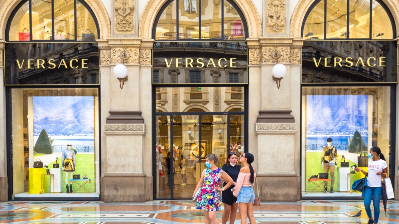 With COVID ongoing and no plans for China to reopen its borders, how can luxury Italian retailers connect with affluent Chinese shoppers in 2022? Photo: Shutterstock