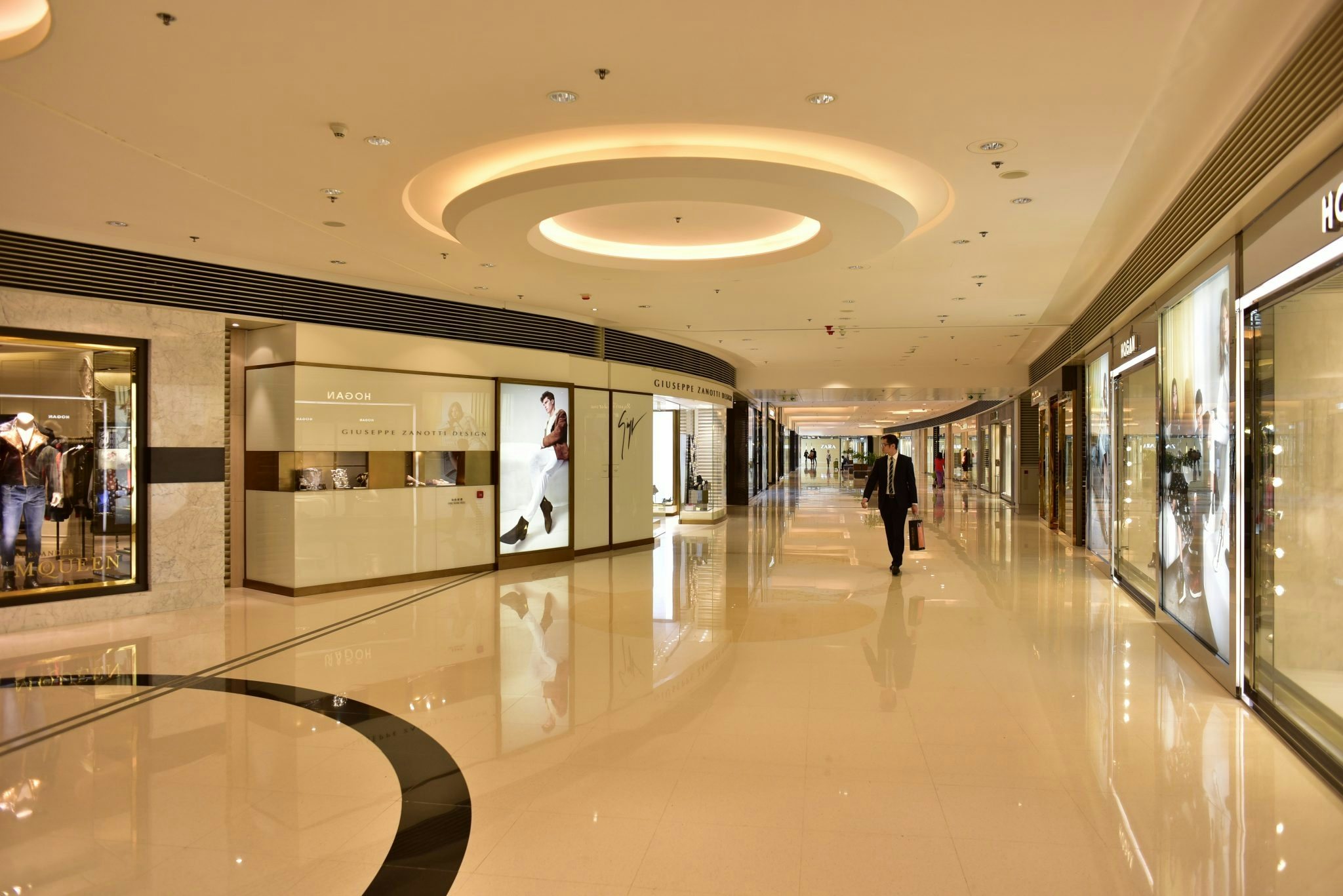 Interior of the Hong Kong's IFC Mall. Photo: ssray / Shutterstock