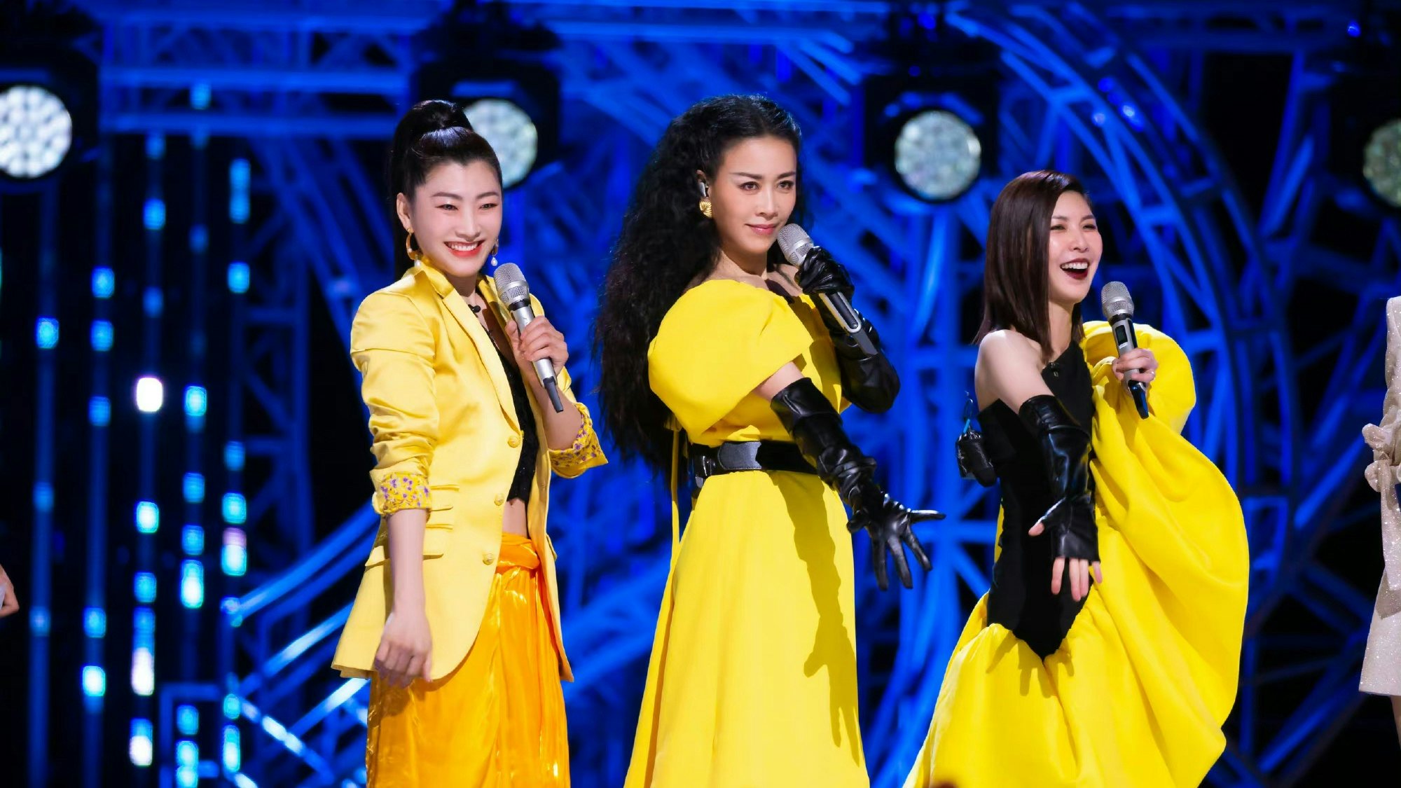 The third season of the variety show, "Sisters Who Make Waves," is taking China’s internet by storm. How can luxury brands ride on its popularity? Photo: Sisters Who Make Waves' Weibo