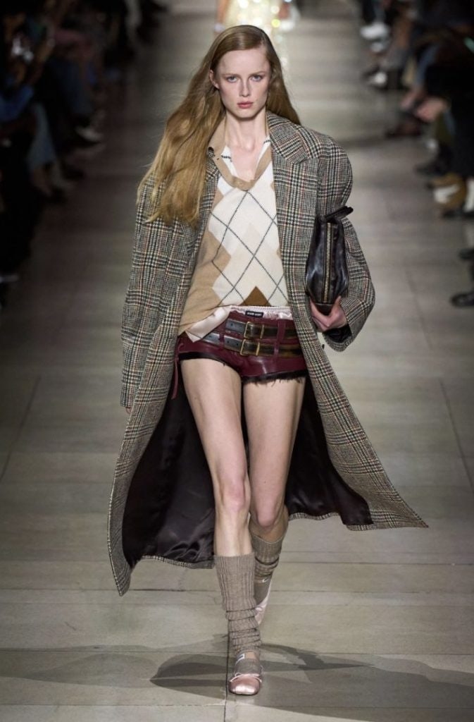 The combination of ballet flats and leg warmers became trendy after the release of Miu Miu's Fall 2022 ready-to-wear collection. Photo: Miu Miu