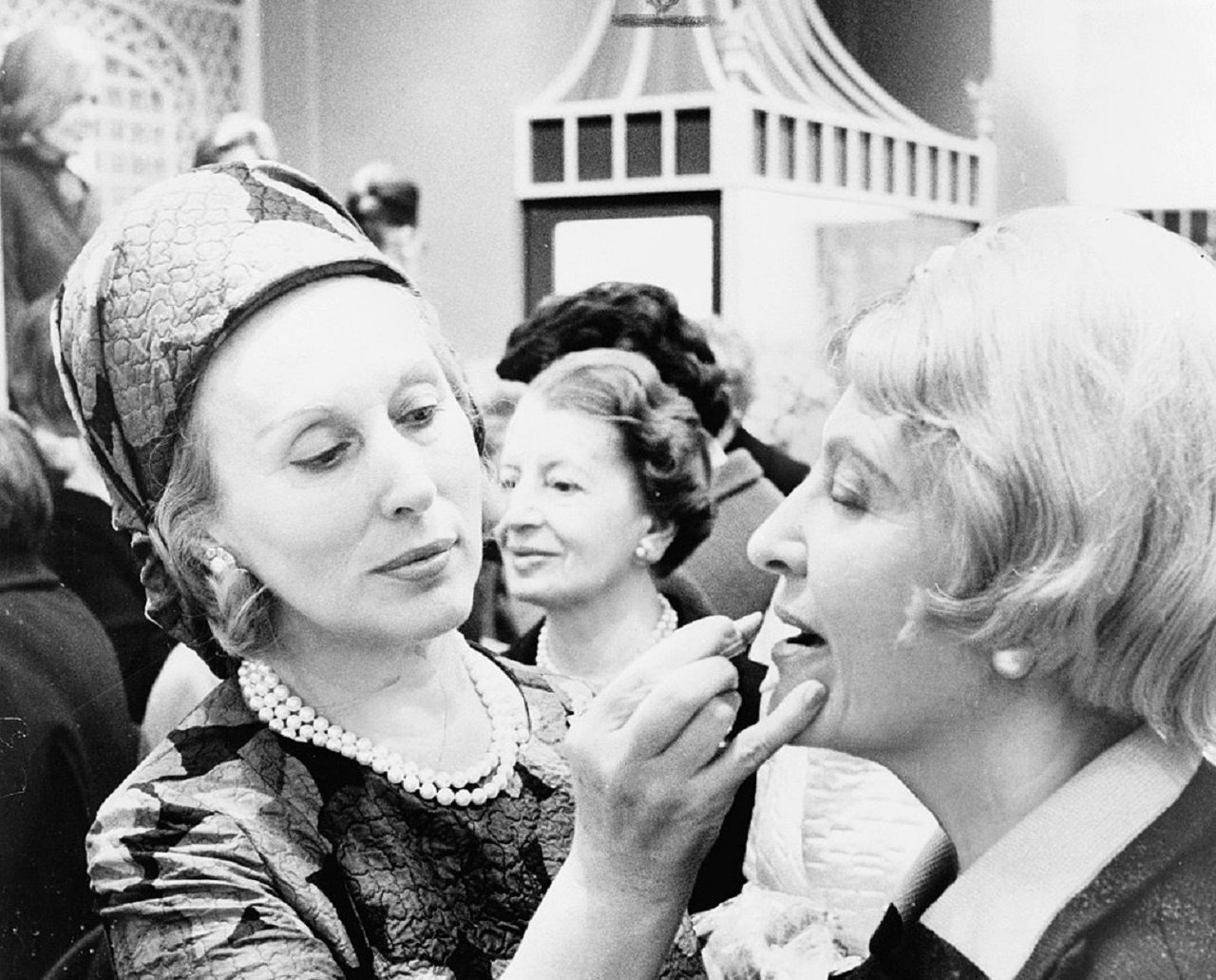 The company founder, Estee Lauder, with a customer, 1966. Courtesy: Wikimedia 