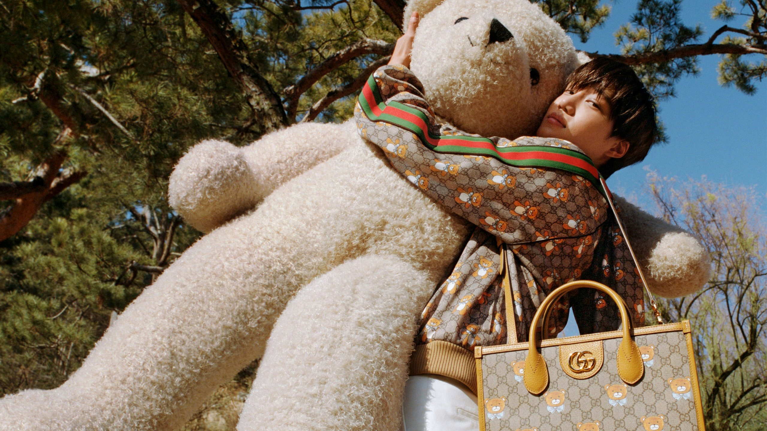 Pretty woman hug a giant teddy bear doll. Fashion girl