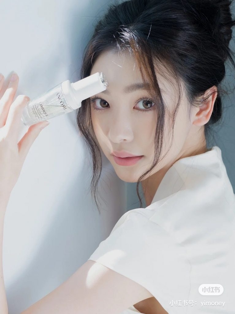 Fashion and beauty influencer Yi Mengling is coined by netizens as ‘ambiance beauty 氛围感美女.’ Image: Yi Mengling