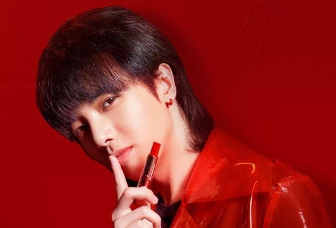 Hua Chenyu Thinks You Should Wear Red Estée Lauder Lipstick to His Concert