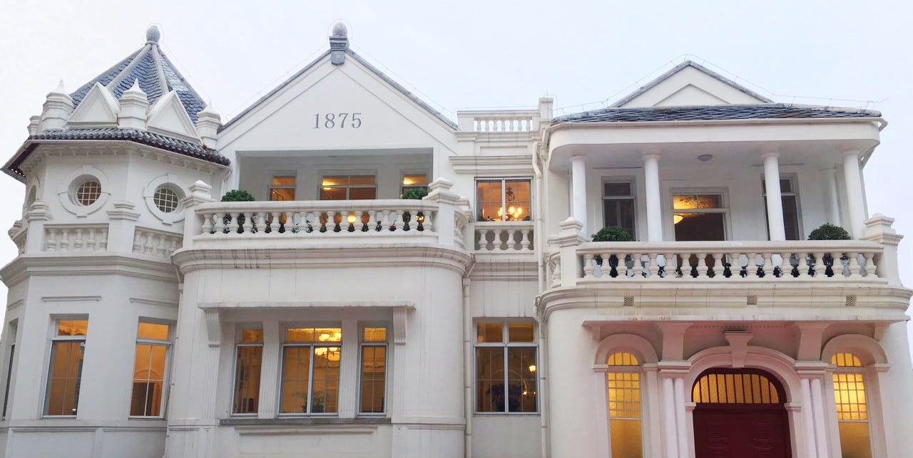 The clubhouse of Casa Fengchao has a worldly history: it was formerly used as a meeting space for important members of society and foreign envoys, before later temporarily becoming the Afghan Embassy to China. Courtesy of Casa Fengchao