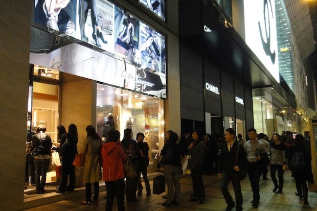 Luxury shoppers in Hong Kong. (myhsu/Flickr)
