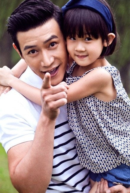 Chinese actor Lu Yi holds his daughter Bei'er who's in a Bonpoint dress. (Image via Chinasspp)