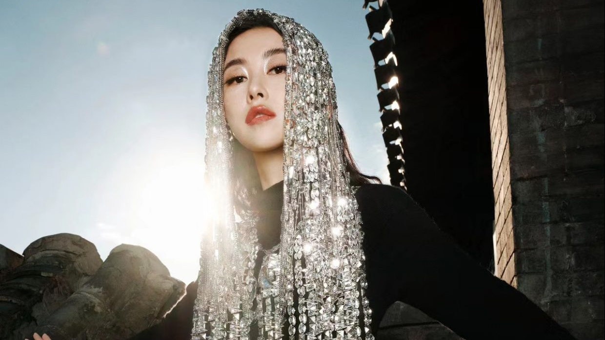 Chinese actress and singer Zhu Zhu sports the Metallic Girl look, a trend that was manufactured by Douyin E-commerce to generate original content and boost traffic.
Photo: Vogue's Xiaohongshu account