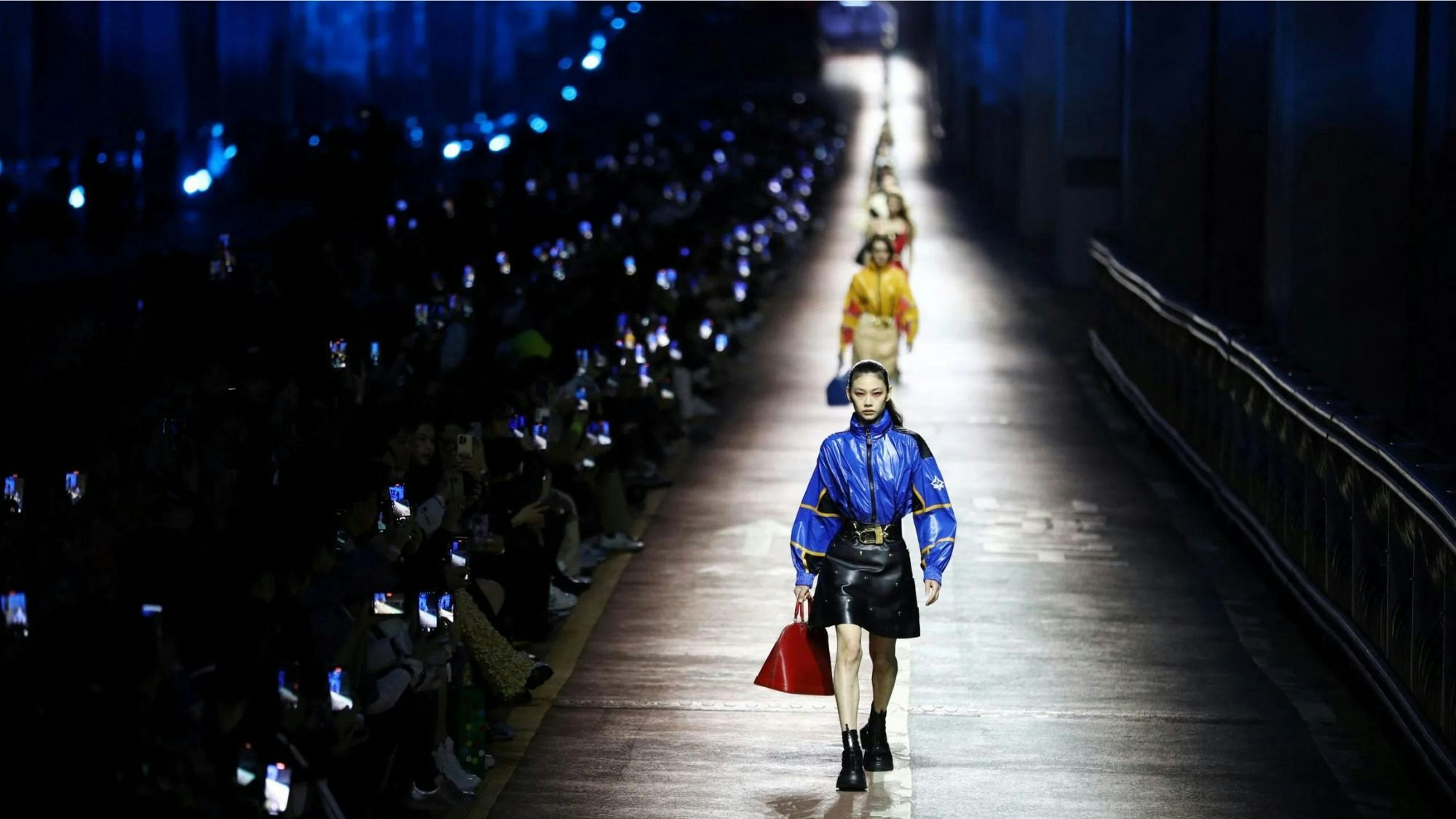 For Pre-Fall 2023, Louis Vuitton staged an incredible spectacle on the Hangang River's Jamsugyo Bridge. Photo: Louis Vuitton