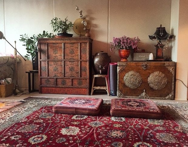 An example of a Persian rug with Tibetan antiques at a Chinese client's house. (Courtesy Photo)