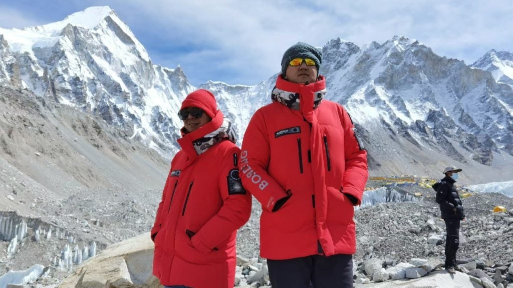 Bosideng has helped Chinese expedition teams climb Mount Everest since 1998. Photo: Bosideng's Weibo