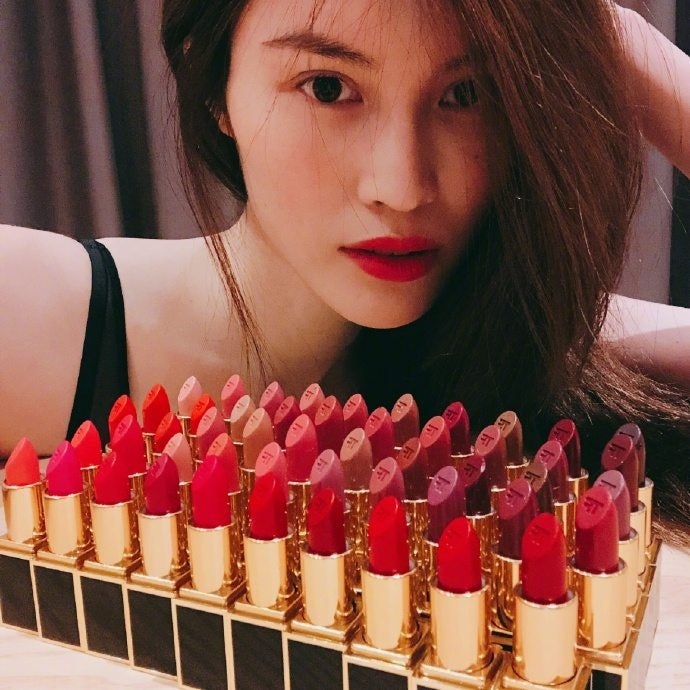 One of the hottest posts on Victoria’s Secret supermodel He Sui’s Weibo account is a lipstick set from Tom Ford. Photo courtesy: He Sui's official Weibo account