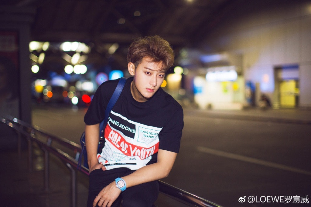 Huang Zitao in Loewe bag. Image via Loewe offical weibo account