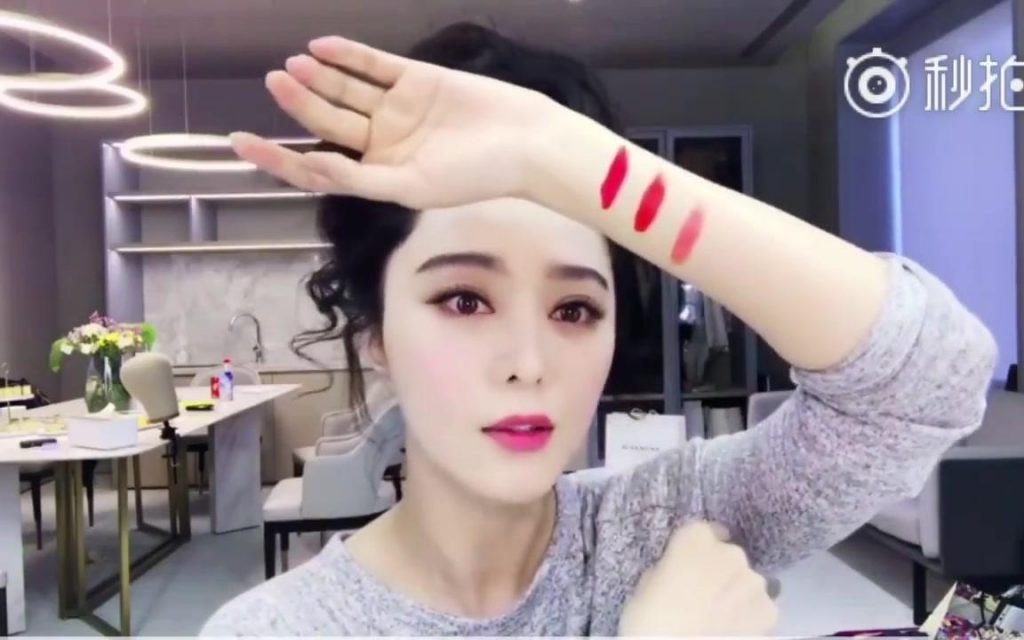 A-list celebrity Fan Bingbing demonstrates different lipstick colors on her beauty channel. Photo: miaopai
