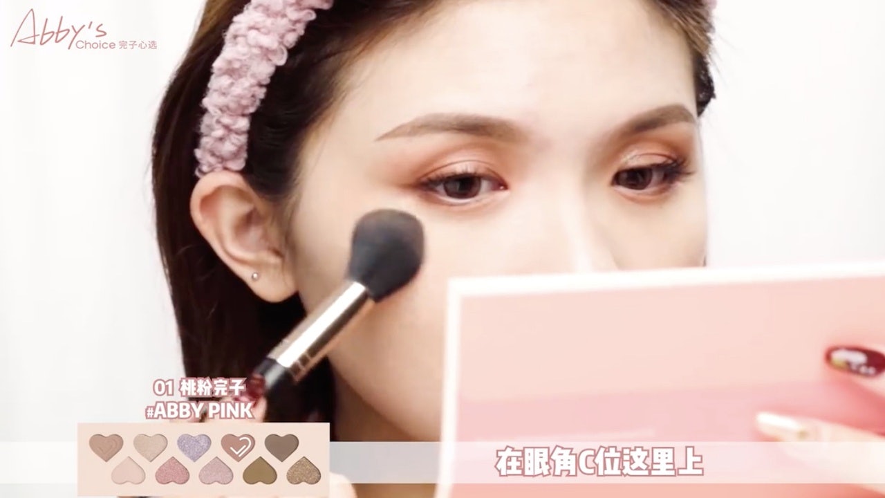 A screenshot of makeup tutorials from "Xiao Wanzi" using Perfect Diary products. Photo: Weibo 
