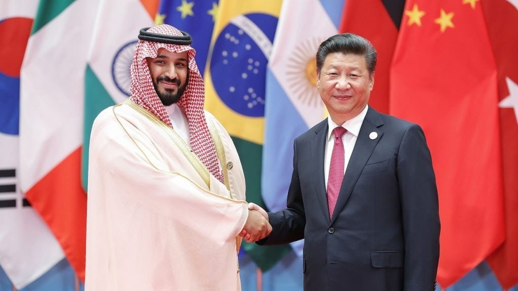 Chinese President Xi Jinping shakes hands with Saudi Crown Prince Mohammed bin Salman at the G20 Summit in 2016. Photo: Shutterstock