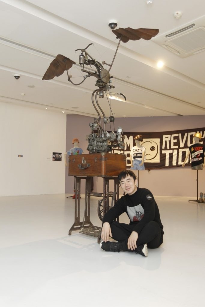 Chinese contemporary artist Wang Congyi with his sculpture, "Dream Reshaping Lab" at K11's Vivienne Westwood exhibition. (Courtesy Photo)