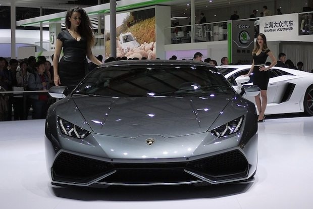 A model poses with a Lamborghini Huracan LP610-4 at the Beijing Auto Show. (China Daily)